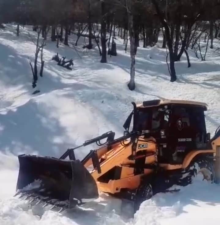 हिमपात के बाद लढ़ोट से आगे  डोडरा क्वार सड़क बहाल करने में लगी लोनिवि की मशीने