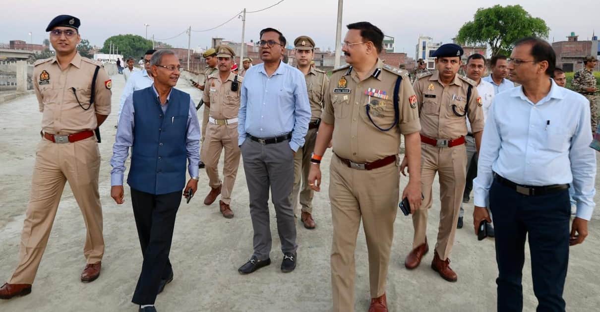 हनुमत धाम पर मुख्यमंत्री के आगमन को लेकर प्रस्तावित हैलिपैड स्थल का निरीक्षण करते डीएम-एसपी। स्