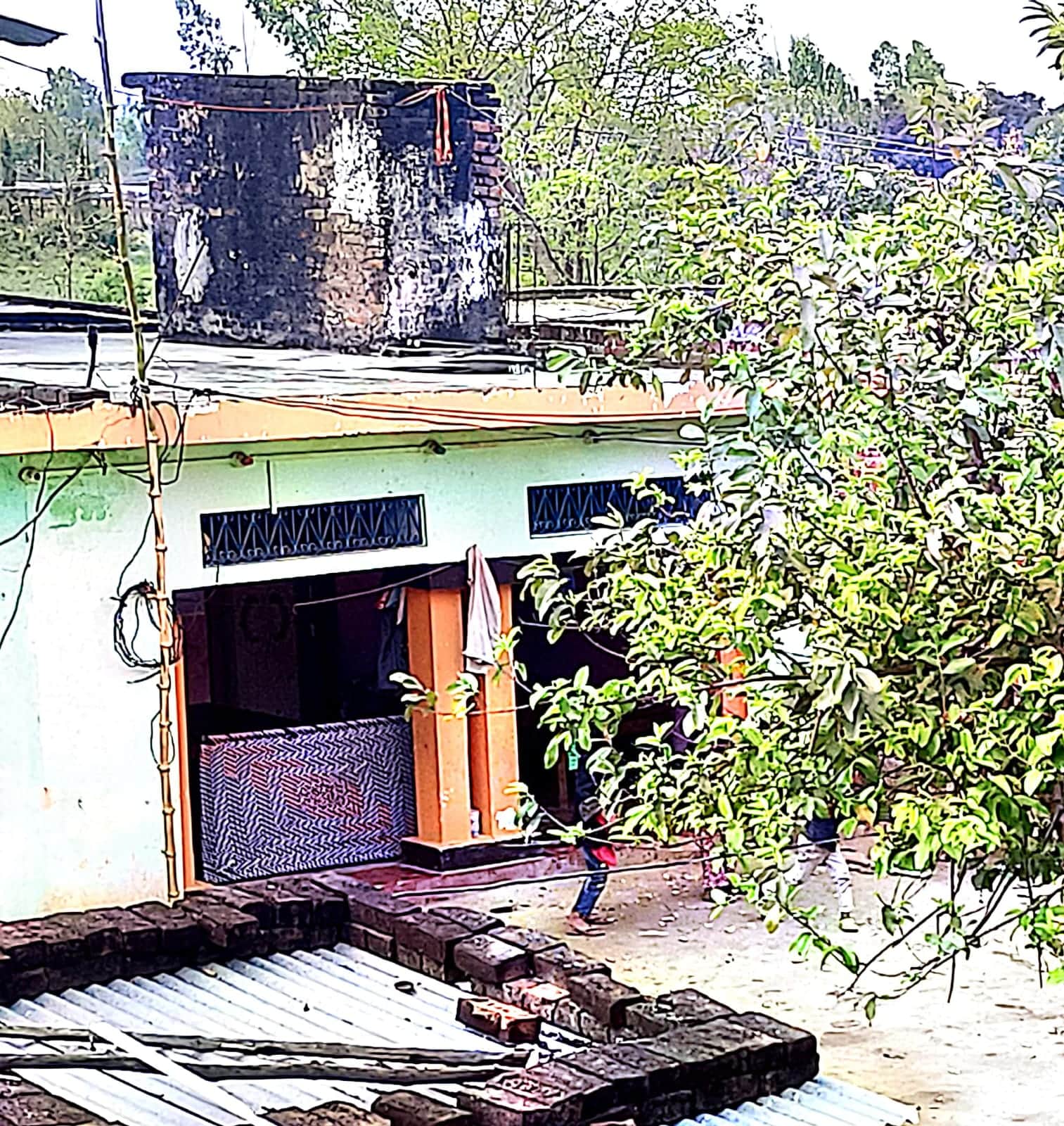 हर्रैया थाना क्षेत्र के खम्हरिया सुजात में सत्यम के घर पसरा सन्नाटा। संवाद