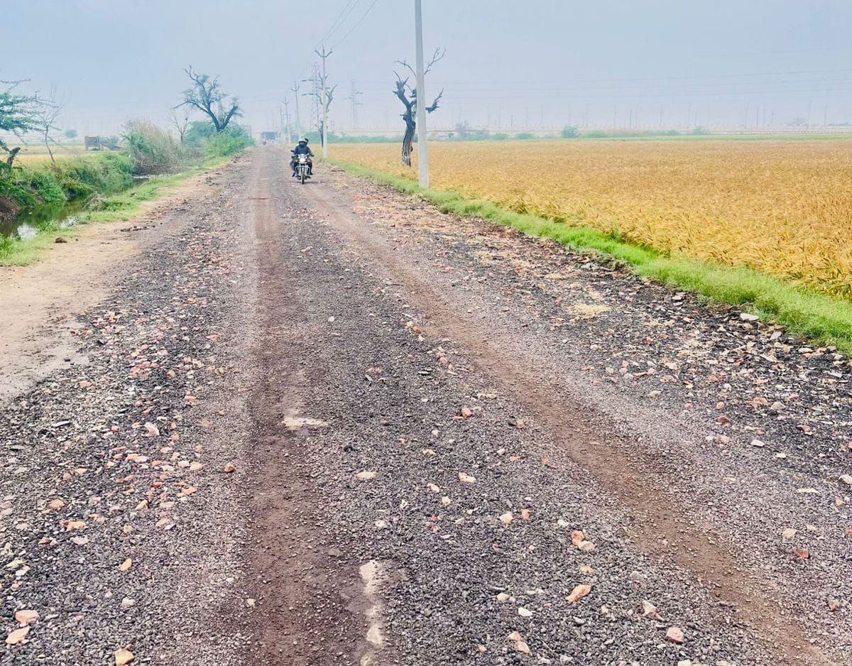 The link road from Hansi Road to Premnagar was uprooted and abandoned, work has been pending for a month, villagers are upset.