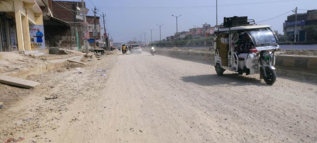 हाटा में फ्लाइओवर निर्माण के दौरान बन रही सर्विस लेन।