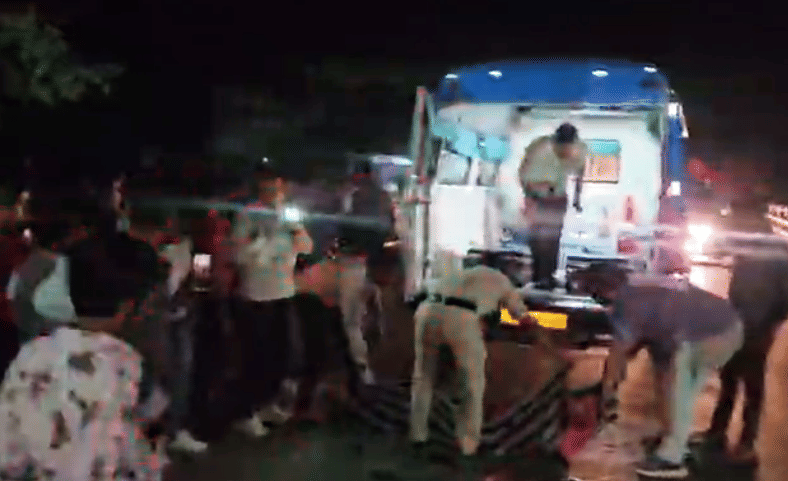 हादसे के वक्त राहत बचाव कार्य में जुटे पुलिस के जवान व ग्रामीण।