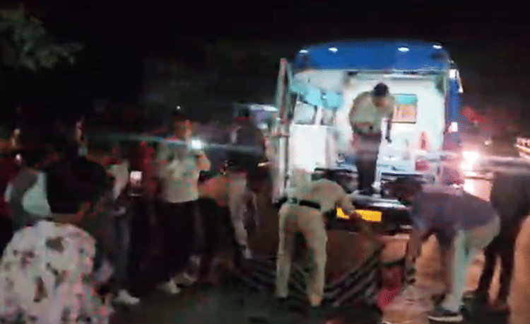 Dhar News: पांच घंटे में जिले में हुए तीन बड़े हादसे, दो की दर्दनाक मौत; एक नशे में धुत चालक केबिन में फंसा