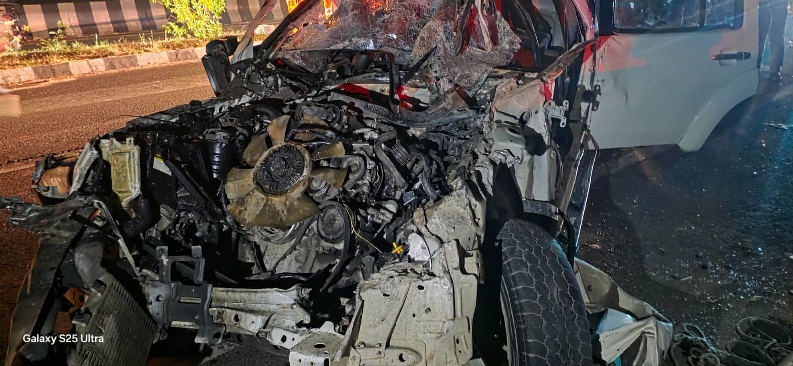 हादसे में कार के उड़े परखचे व मौजूद लोग।