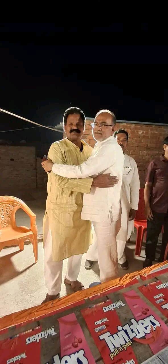 ईद मिलन समारोह में गले मिलकर मुबारकबाद देते व्यापारी नेता सगीर व कांग्रेस जिलाध्यक्ष रजनीश गुप्