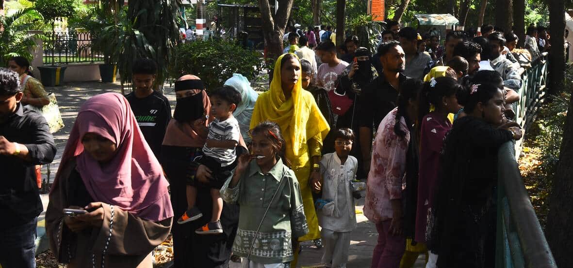 जू में उमड़ी दर्शकों की भीड़