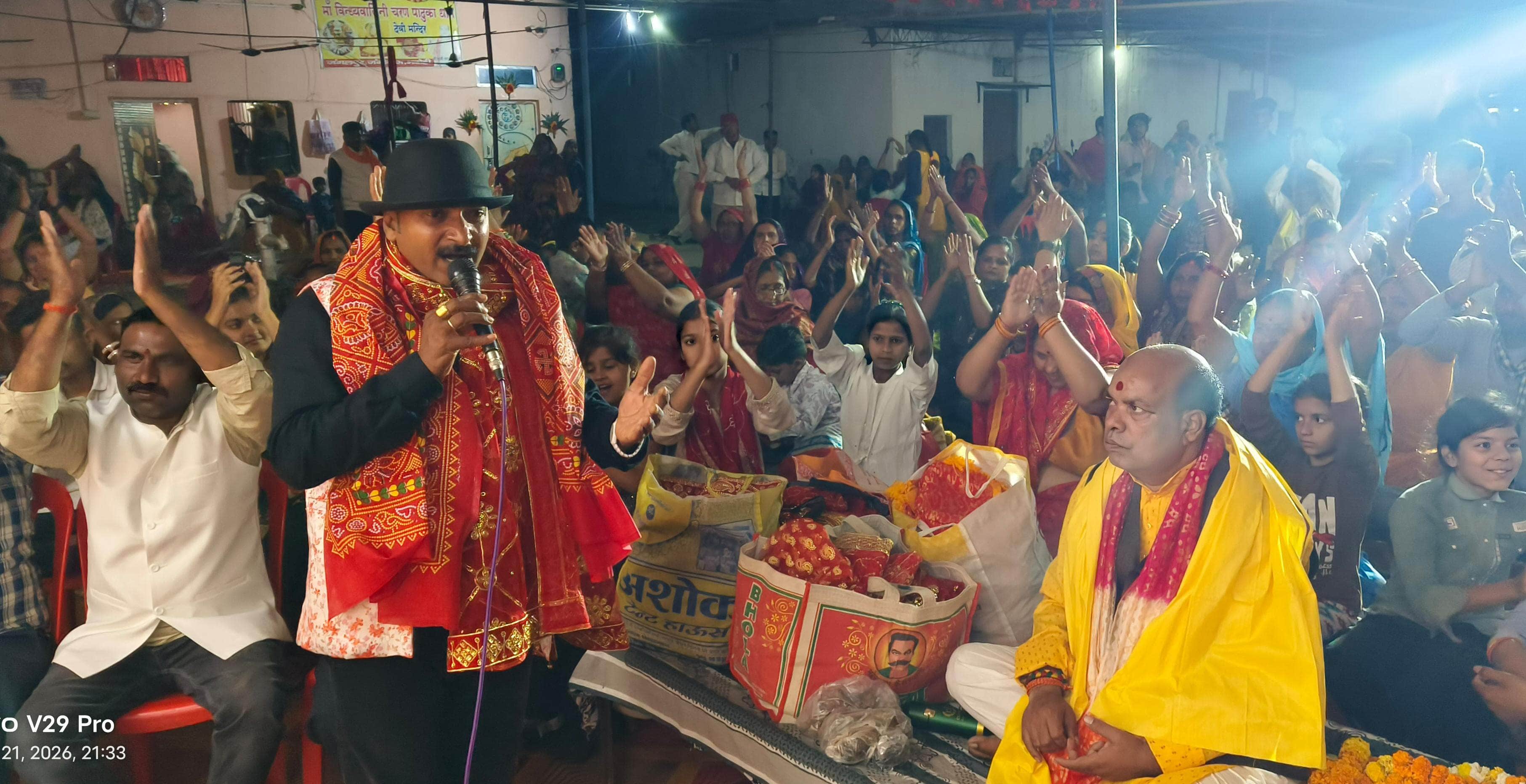 जागरण में भक्ति गीतों पर झूमते भक्त।  संवाद