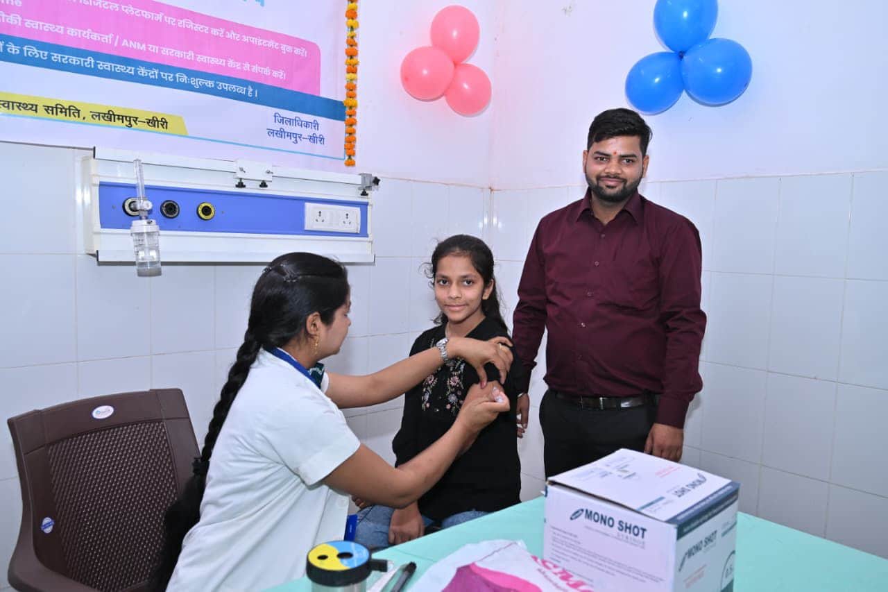 जिला अस्पताल में वैक्सीन लगवाती किशोरी। स्रोत : स्वास्थ्य विभाग