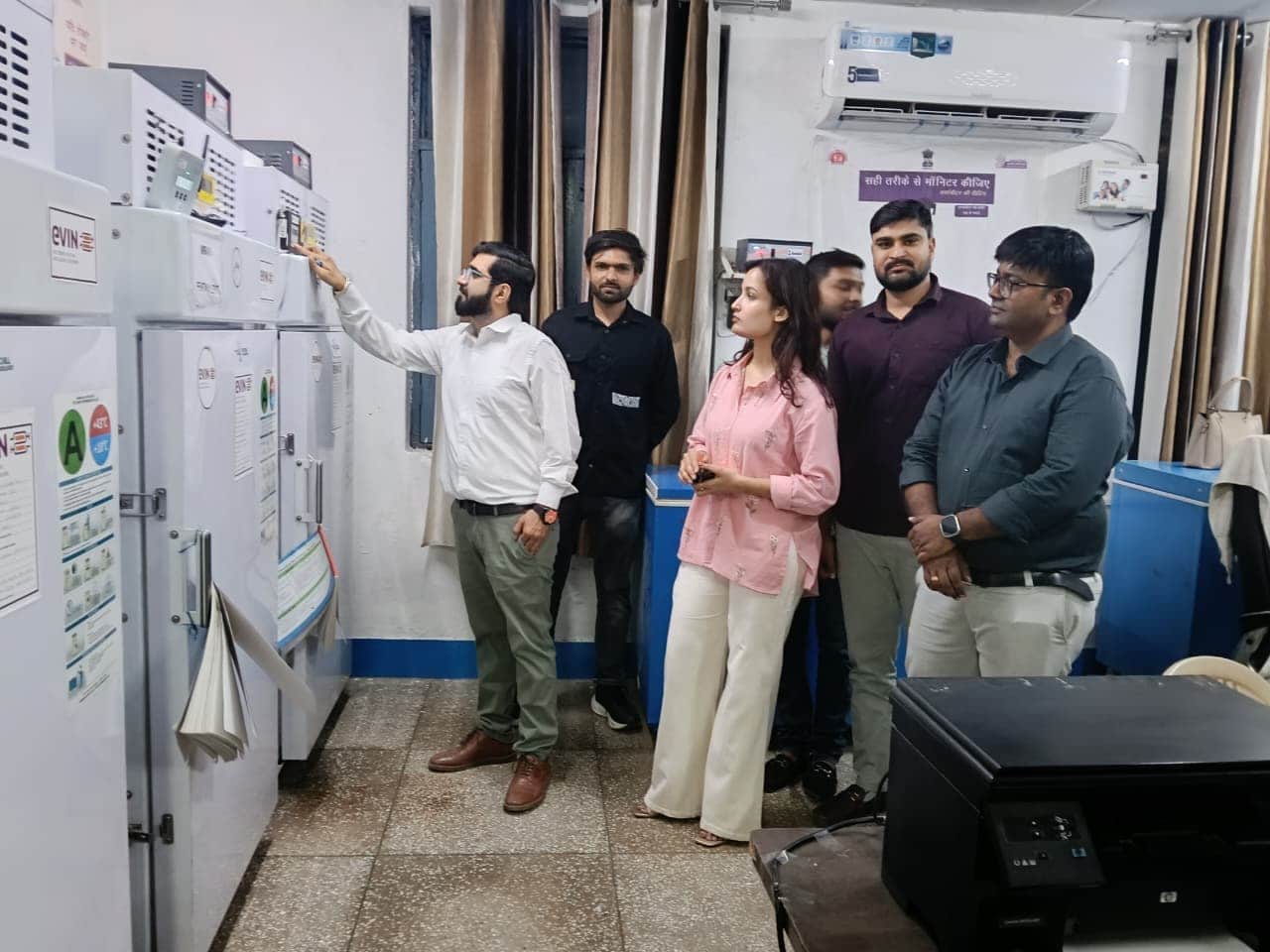 जिला वैक्सीन स्टोर में लगाए टेंपरेचर लॉगर की जांच करते डॉ. आशीष मान। 