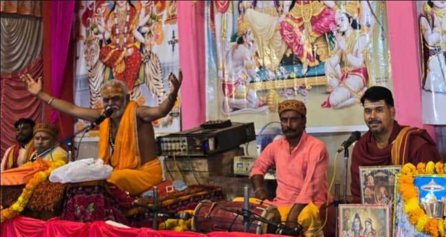 जलालपुर के रामलीला मैदान में चल रही नौ दिवसीय राम कथा कहते कथावाचक। स्रोत-संवाद