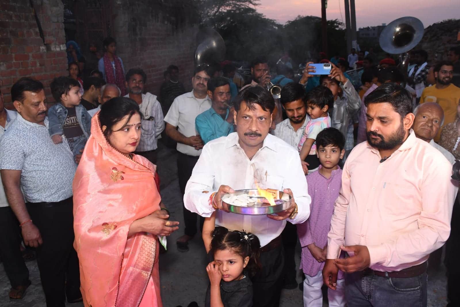 जलेसर में हनुमान जयंती शोभायात्रा से पहले आरती उतारते लोग। संवाद