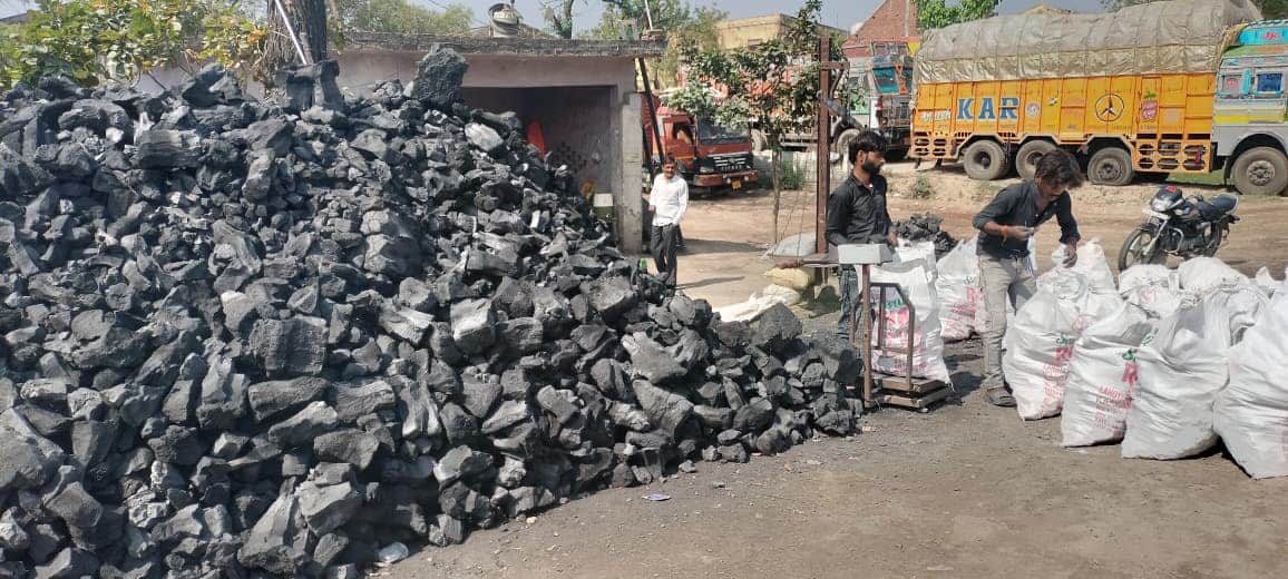 जीटी रोड स्थित कोयले की टाल से कोयला ले जाते ग्राहक। संवाद