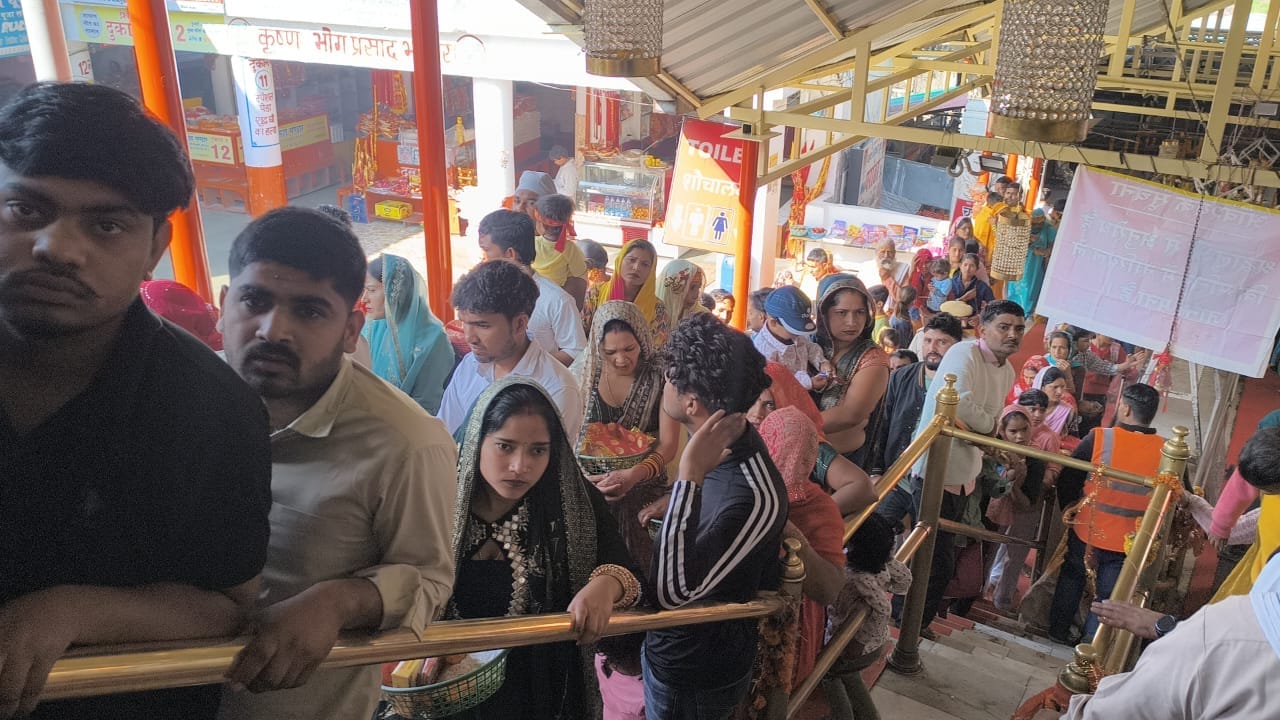 ज्वालामुखी मंदिर में दर्शनों के लिए लाइन में लगे श्रद्धालु। संवाद