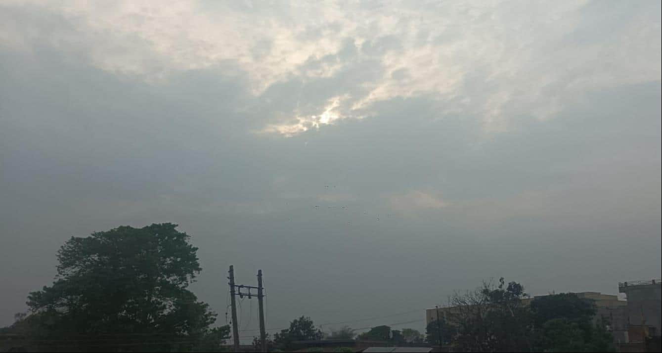 काले बादलों की ओट में छिपे सूर्यदेव।