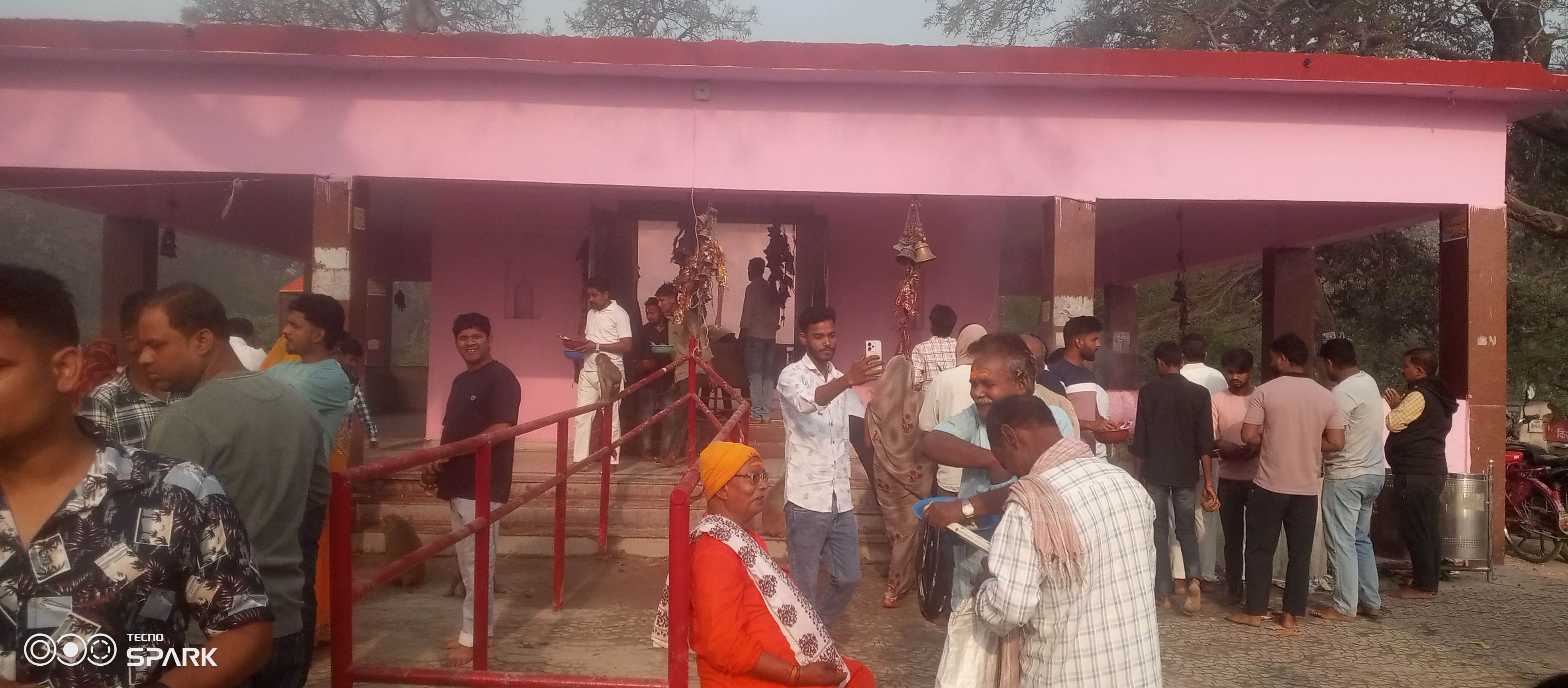 कुलकुला देवी मंदिर में दर्शन करते श्रद्धालु । संवाद