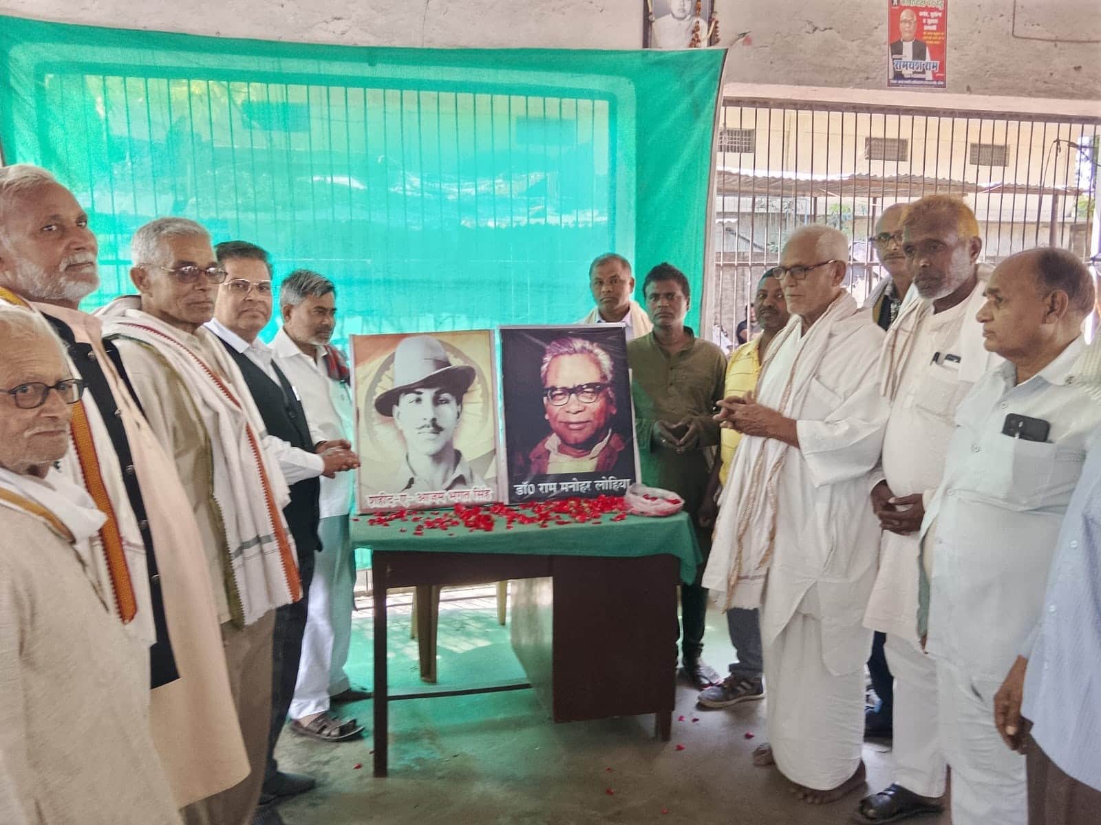 कलेक्ट्रेट परिसर स्थित अधिवक्ता भवन में शहीद भगत सिंह के शहादत दिवस पर श्रद्धा सुमन अर्पित क