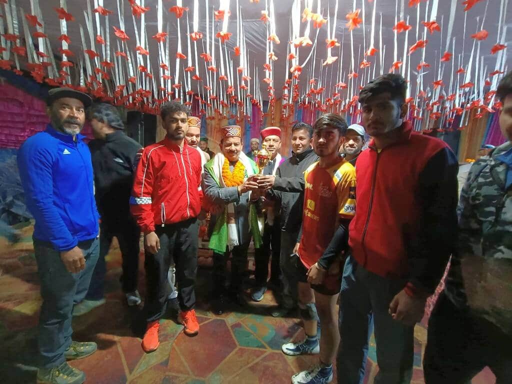 कुल्लू में सरसेई जवाड़ी मेले के समापन अवसर पर खिलाड़ियों को पुस्कृत करते हुए।-संवाद