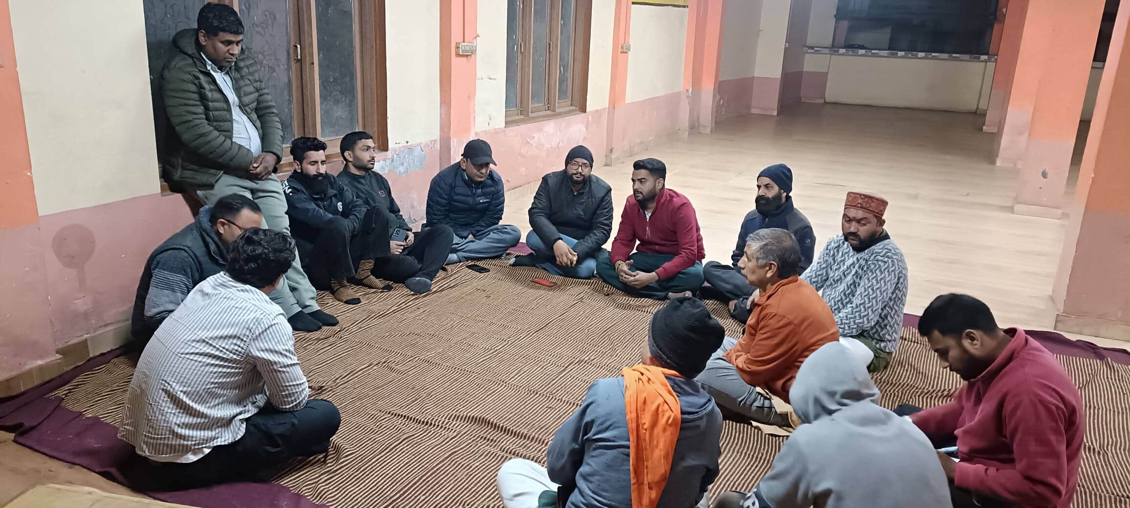 कुनिहार में दानों देवता की वार्षिक जात्रा के आयोजन की तैयारियों को लेकर बैठक करते हुए भक्त। संव