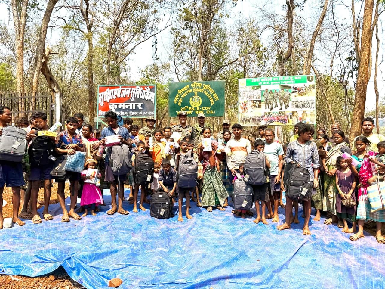 कैप के बाहर जवानों की टीम