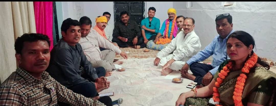 करछना में गोष्ठी में काव्य पाठ करते कवि। संवाद