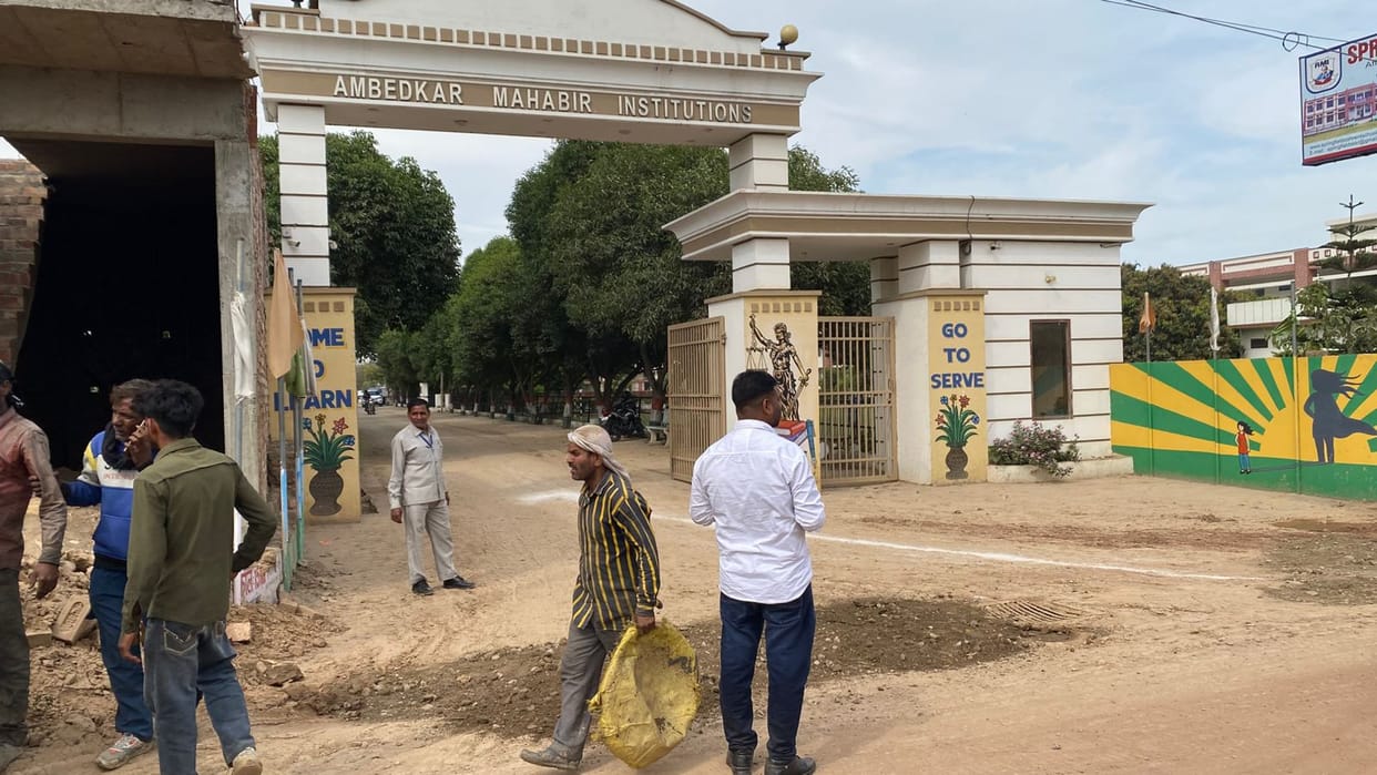 The road was repaired just before the minister's arrival.