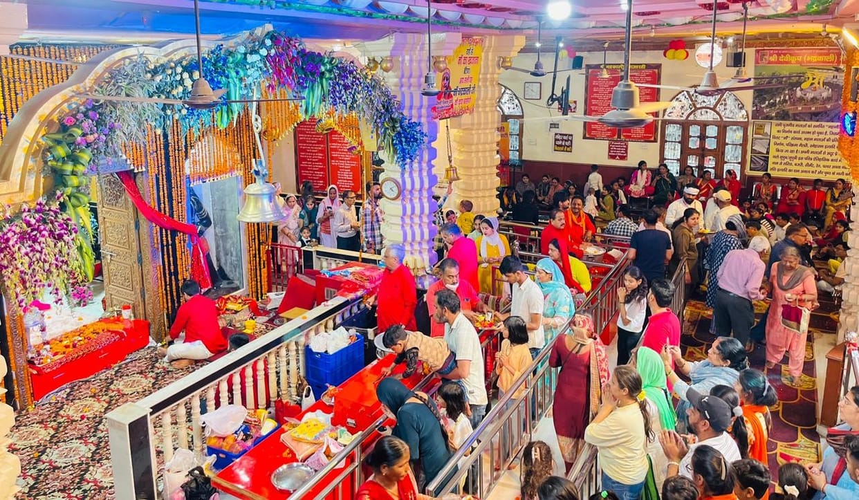 Devotees prayed for happiness and prosperity after seeing Maa Kushmanda.