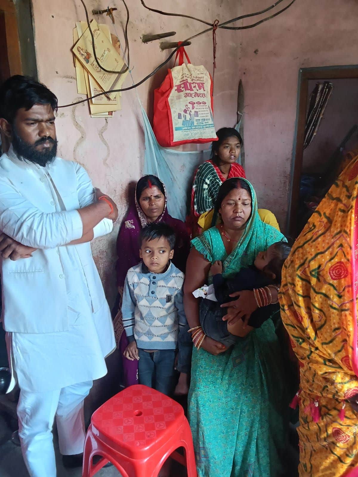 करंट की चपेट में आई महिला की मौत के बाद रोते विलखते परिजन। सोशल मीडिया