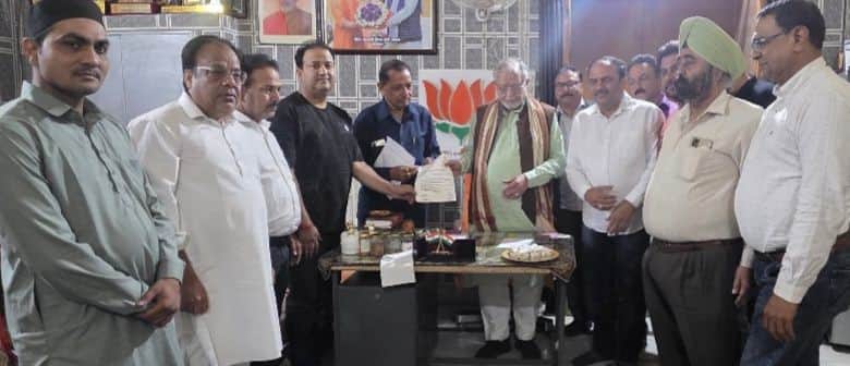 कार्यालय में वित्त मंत्री को ज्ञापन देते व्यापारी। स्रोत: संगठन