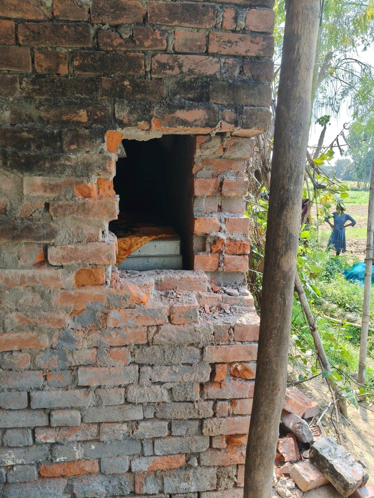 किसान के घर में लगाई गई सेंध।