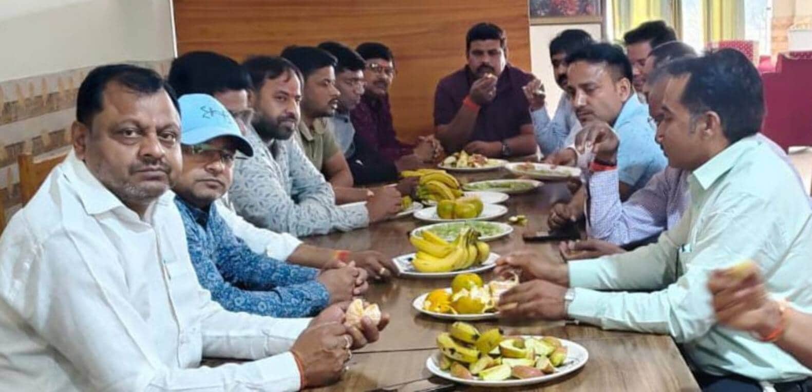 कसया नगर में नवरात्रि पर फलाहार कार्यक्रम करते रोटरी क्लब के सदस्य।