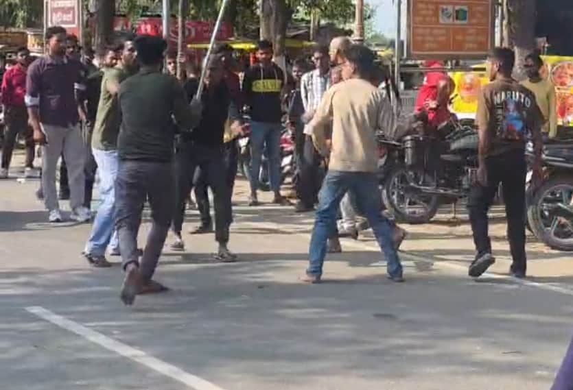 कुशीनगर रामाभार स्तूप के समीप मारपीट करते दुकानदार और अन्य लोग।