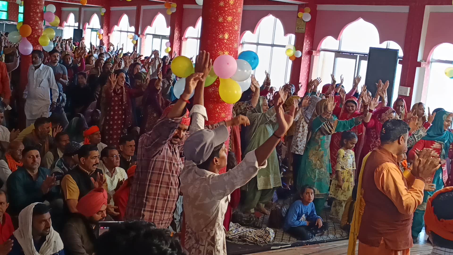 कृष्ण जन्म के उपलक्ष में भजन पर झूमते श्रद्धालु स्रोत: संवाद