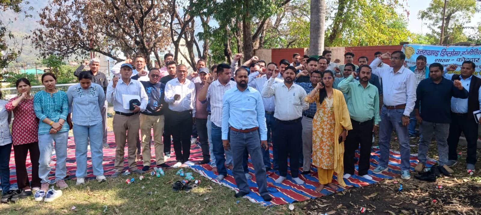 कोटद्वार में धरना प्रदर्शन करते उत्तराखंड डिप्लोमा इंजीनियर्स महासंघ से जुडे़ अभियंता। संवाद