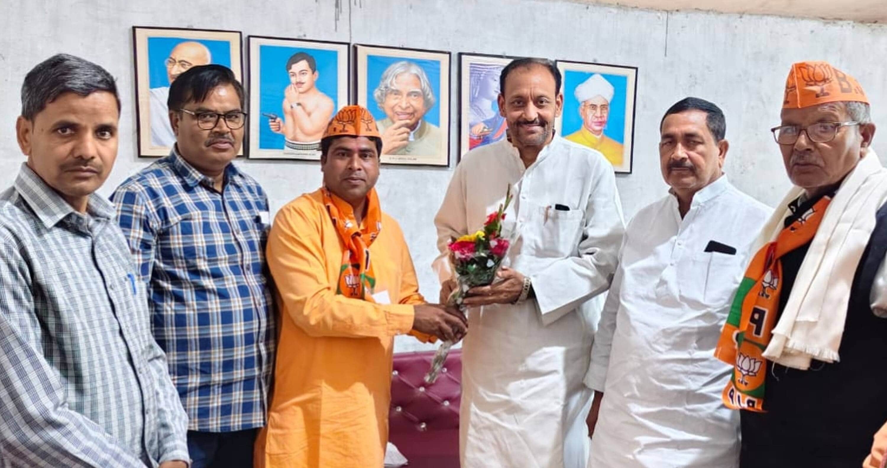 कंधईपुर मंडल के प्रशिक्षण वर्ग में भाजपा के पूर्व जिलाध्यक्ष का स्वागत करते कार्यकर्ता। स्रोत-