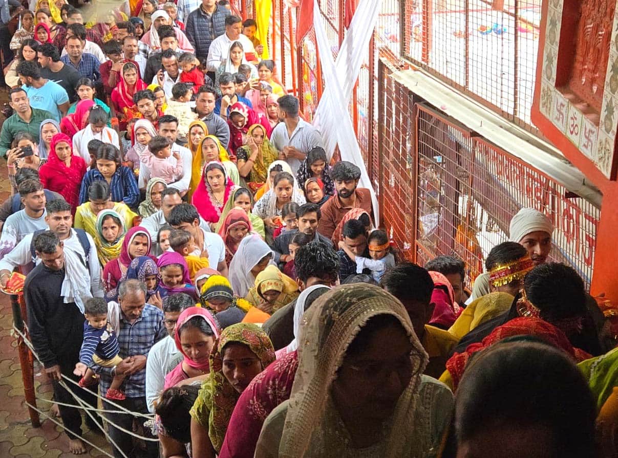खुर्जा के श्री नव दुर्गा शक्ति मंदिर में माता के दर्शन को लगी श्रद्धालुओं की लंबी कतार। संवाद