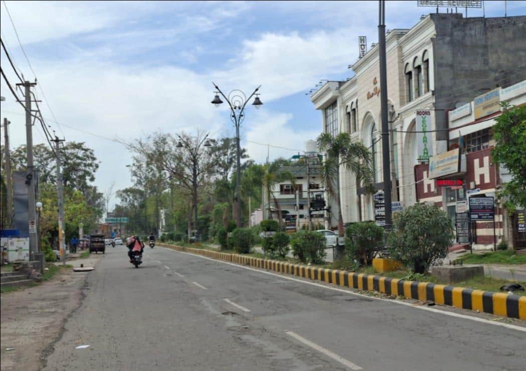 खुशनुमा मौसम में मॉडल टाउन की सड़क से गुजरते लोग। संवाद