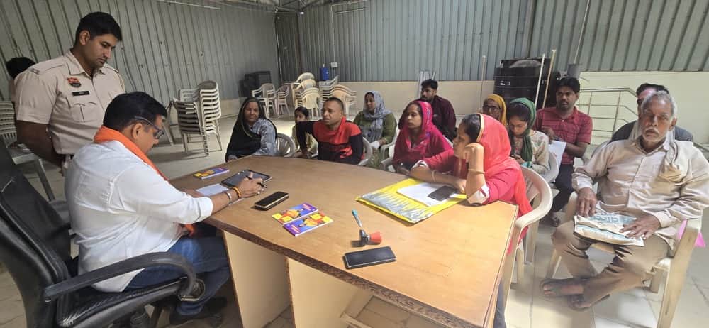 लोगों की समस्या सुनते डॉ. सतीश खोला। स्रोत : विभाग