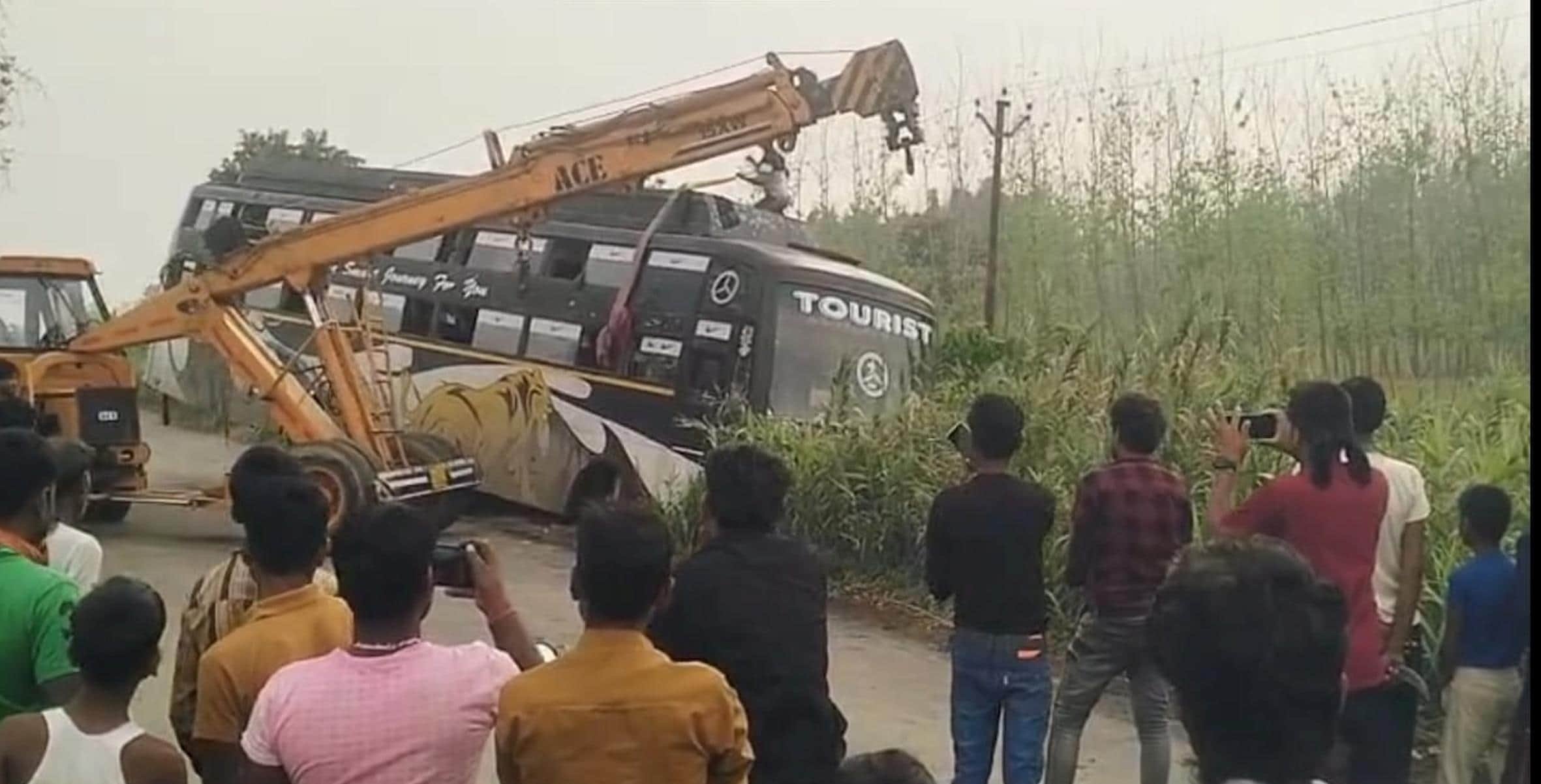 लौकिहा तटबंध पर लटकी बस को निकालती क्रेन।    -वीडियोग्रैब