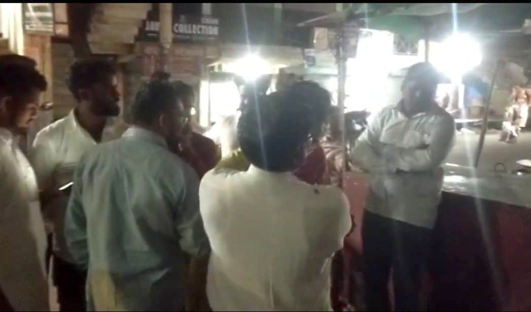 लक्ष्मी तिराहे के पास प्रदर्शन करते स्थानीय लोग।