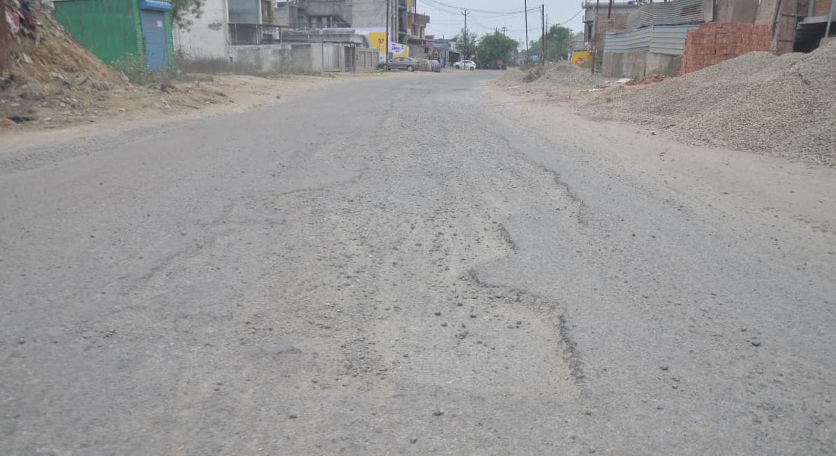 Palia-Shahjahanpur Highway in Shambles... Constant Fear of Accidents