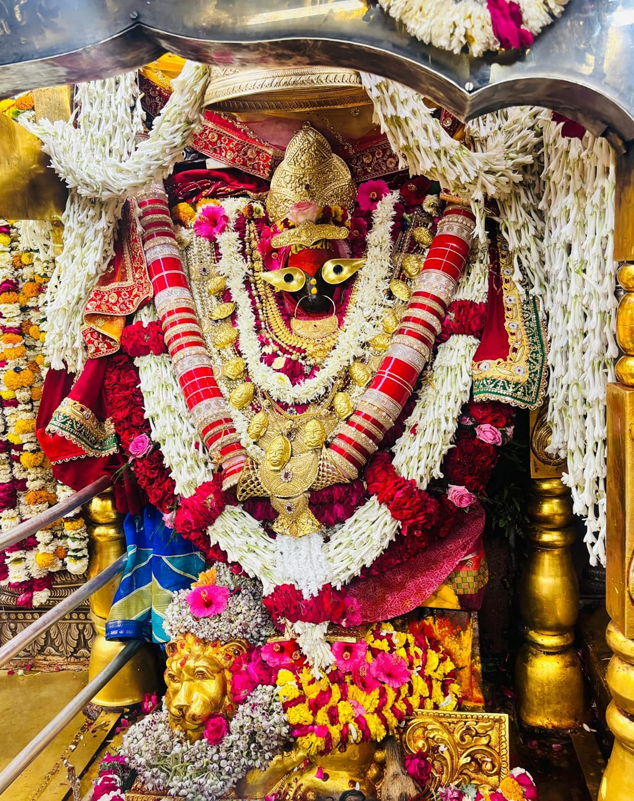 On the fourth day of Chaitra Navratri, eight lakh people visited Maa Vindhyavasini.
