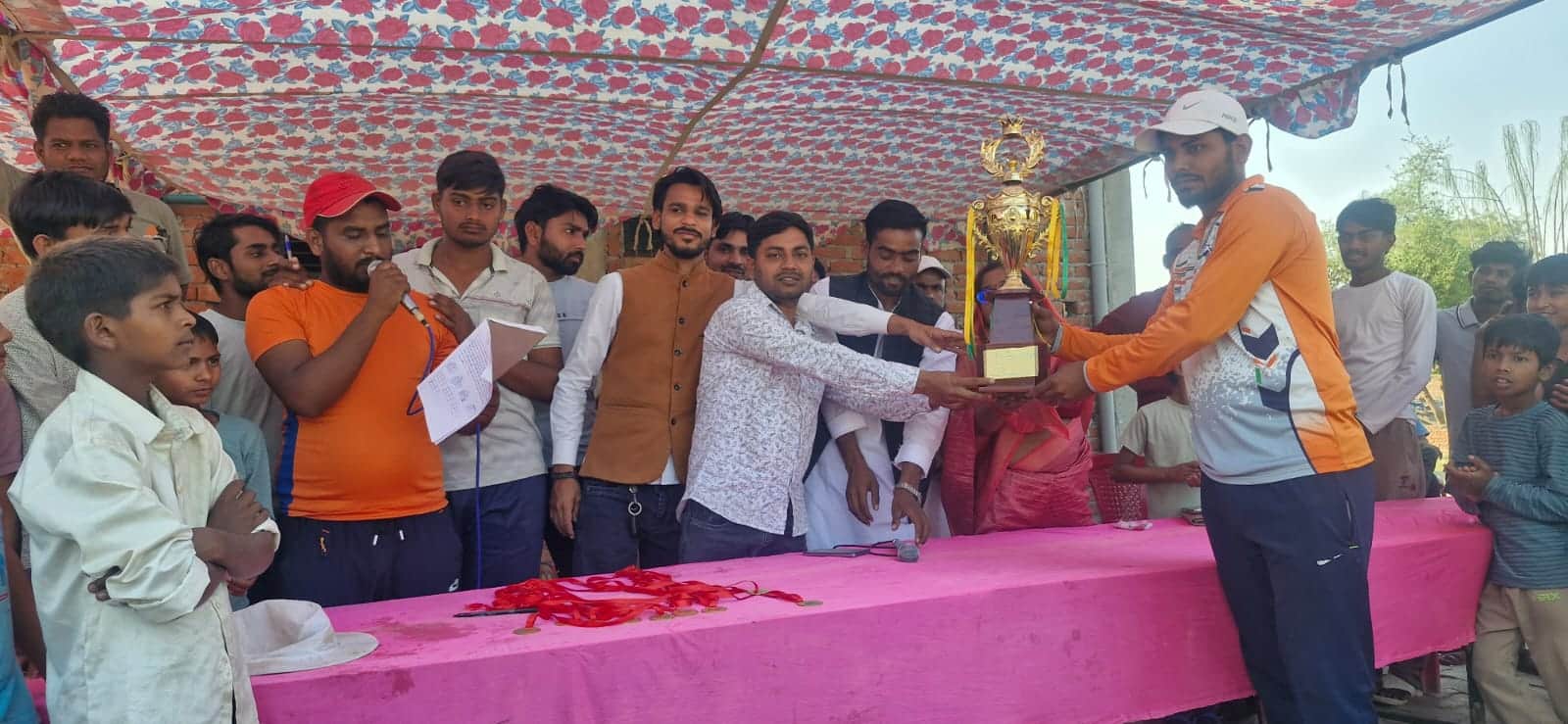 मैच की ट्राफी प्राप्त करते घूरपूर क्रिकेट टीम के खिलाड़ी