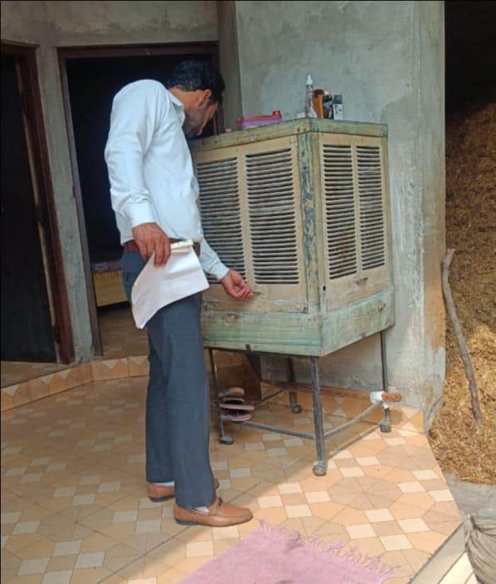 मच्छर के लार्वा की जांच करता कर्मचारी। विभाग