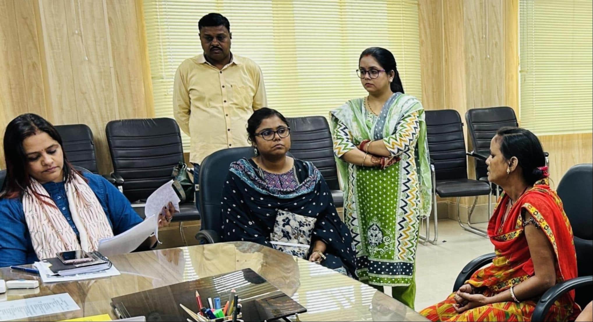 मंडलायुक्त कार्यालय में महिलाओं की शिकायतें सुनतीं अपर आयुक्त मीनू राणा। - संवाद 