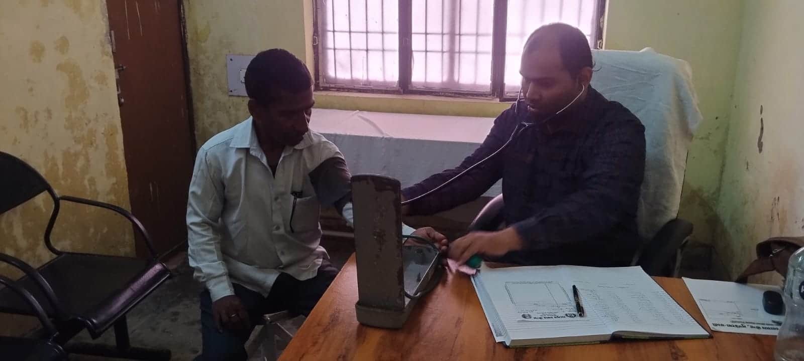 मुंडेरवा में मरीज की जांच करते डॉ. अंकुर शुक्ल स्रोत विभाग