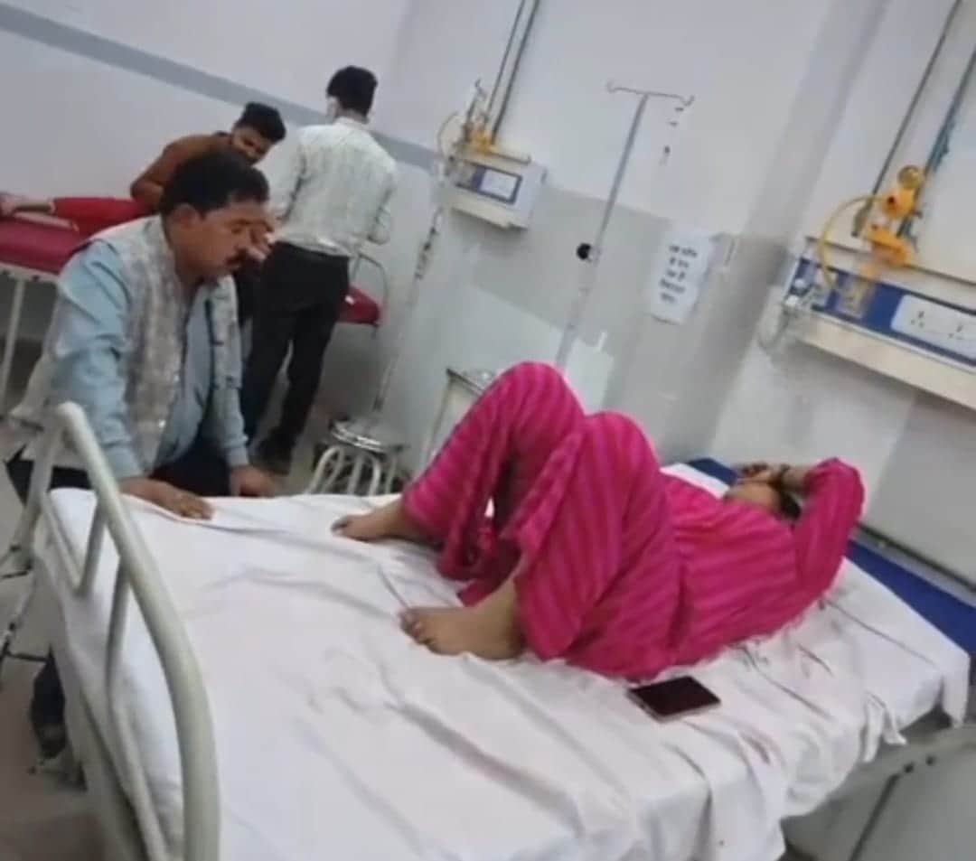 मैंगो शेक पीने के बाद इमरजेंसी में भर्ती एक ही परिवार के सदस्य। स्रोत वीडियोग्रैब