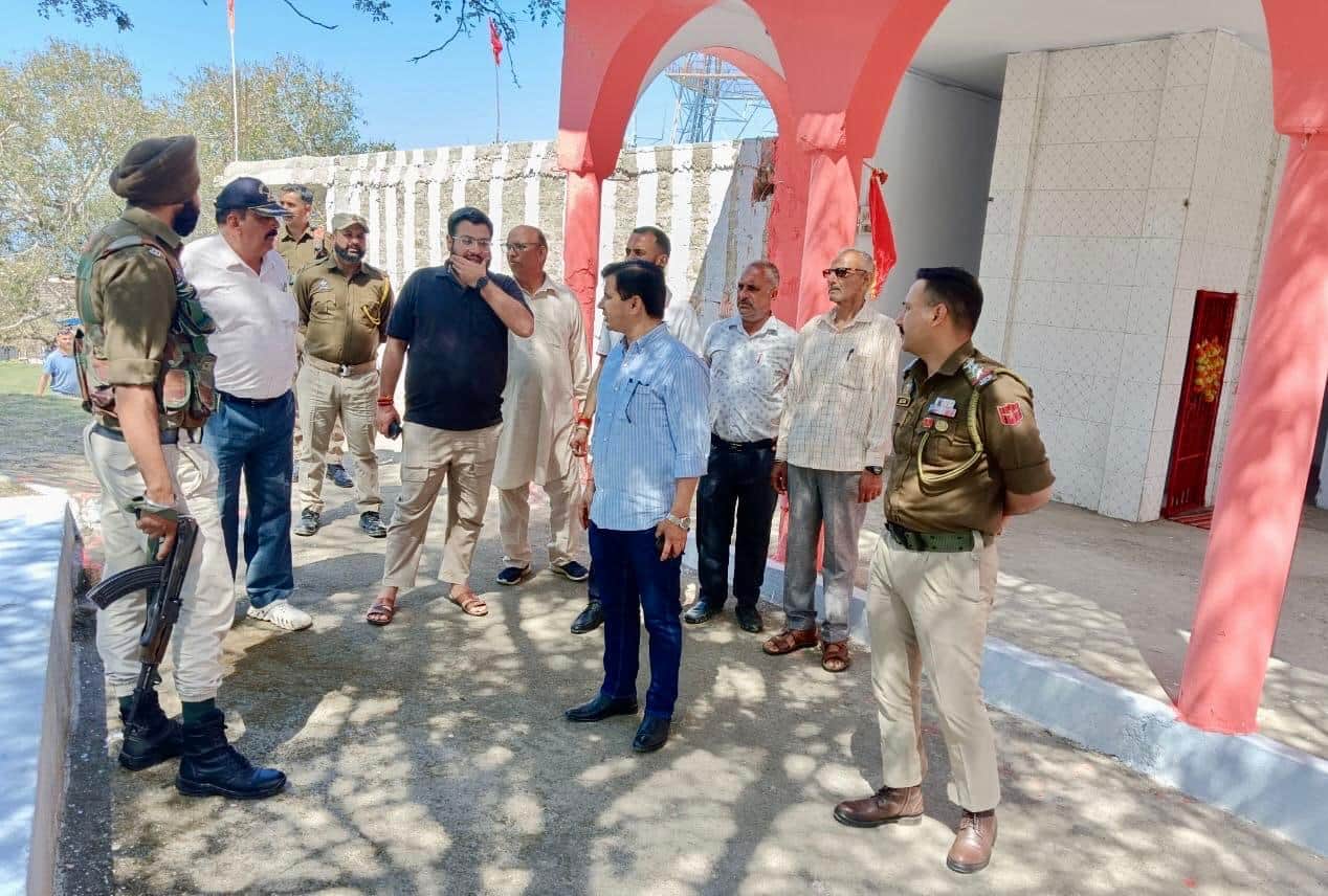 मंगला देवी मंदिर पहुंचे एडीसी डॉ. प्रीतम लाल थापा।