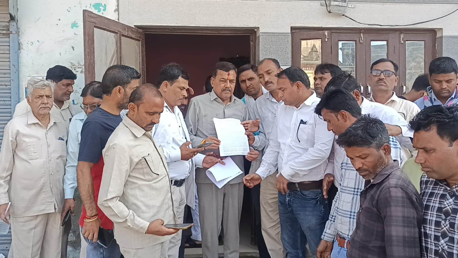 मोहल्ला कैलाशगंज स्थित आवास पर भाजपा जिलाध्यक्ष प्रमोद गुप्ता को ज्ञापनसौंपते ग्राम रोजगार सेव