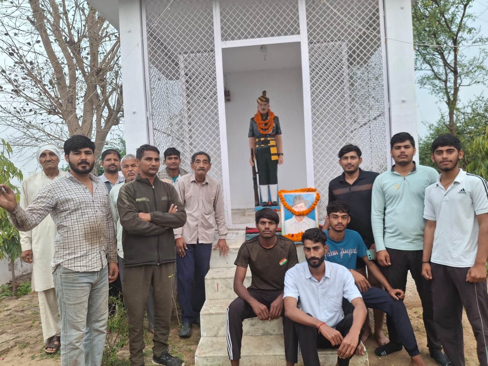 मोहम्मदपुर व्यायामशाला में एकत्रित हुए ग्रामीण। स्रोत : ग्रामीण