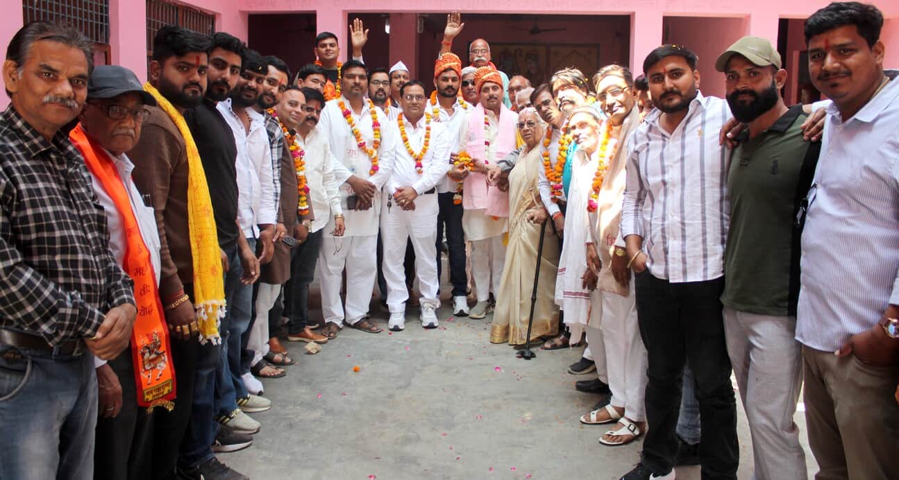 महाराणा प्रताप शोभायात्रा के अध्यक्ष व अन्य पदाधिकारियों का स्वागत करते समाज के लोग। संवाद